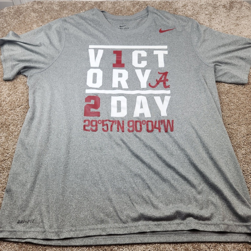 Nike Alabama Crimson Tide Victory 2 Day Dri-FIT Grey Graphic T-Shirt Mens XL